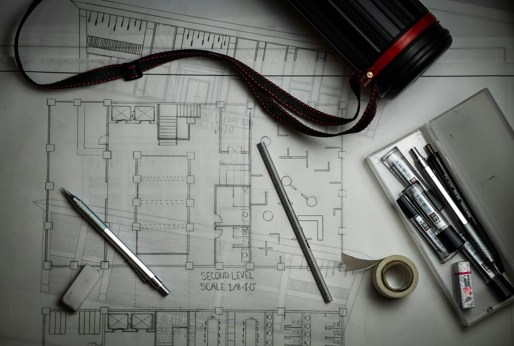 Plans d'architecte, crayons et règle sur une table