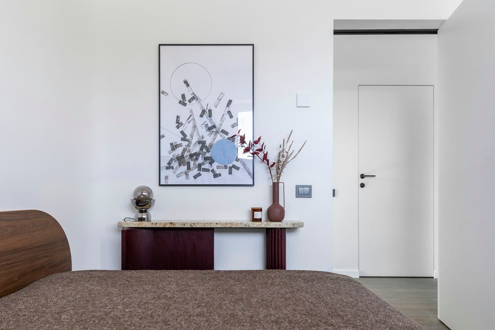Chambre aux murs blancs et porte affleurante