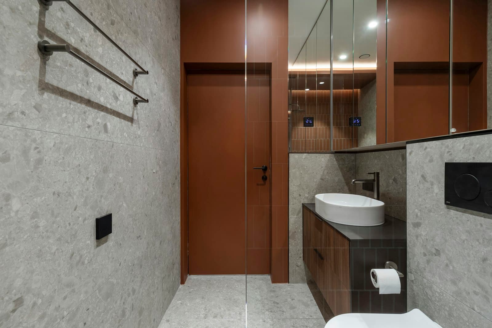 Salle de bain en terrazzo gris, vasque posée et meuble en bois