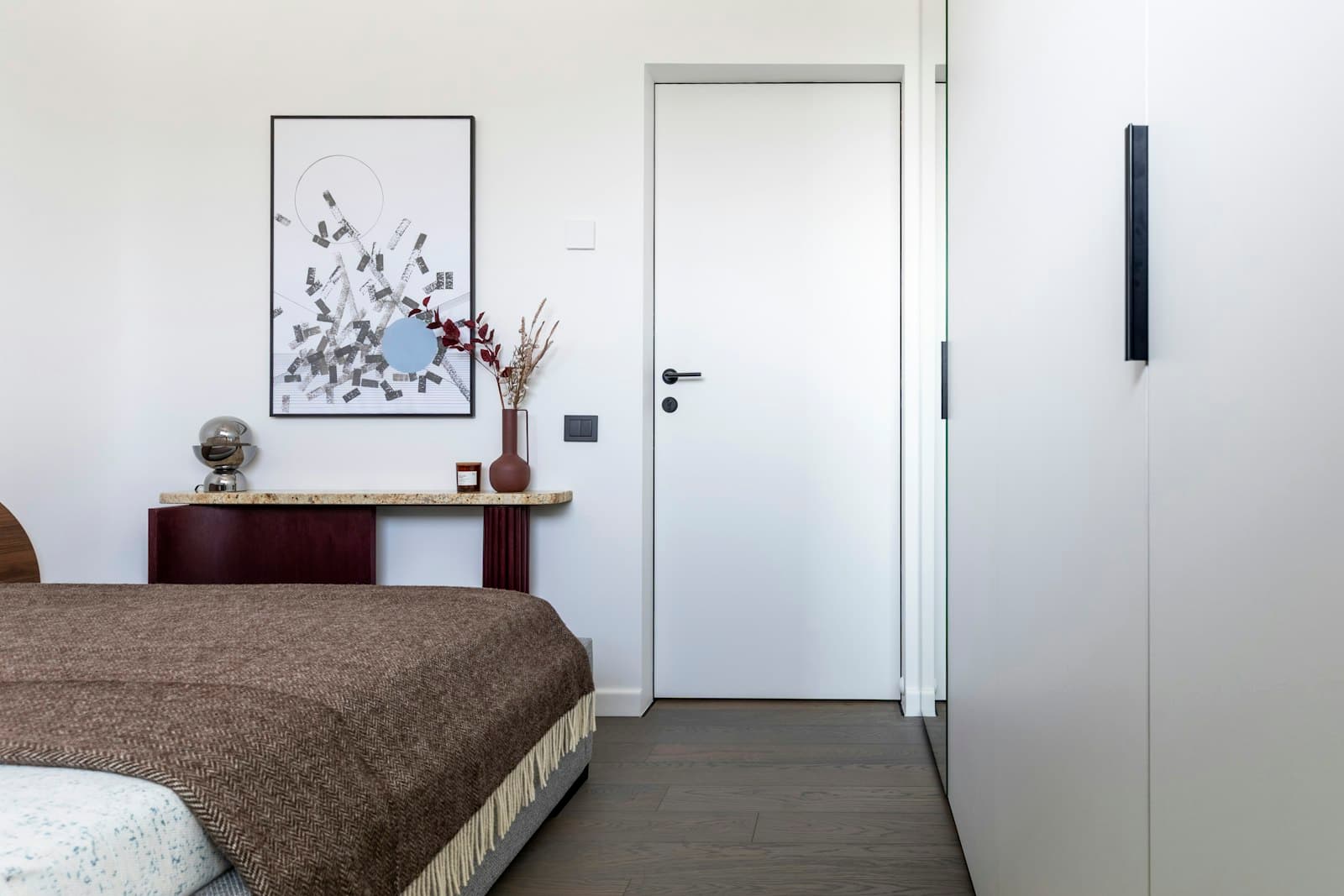 Chambre, console et porte toute hauteur