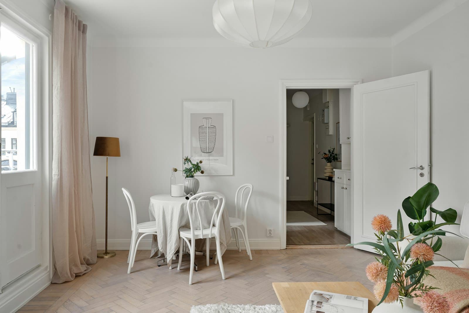 Coin repas sur parquet en chevron