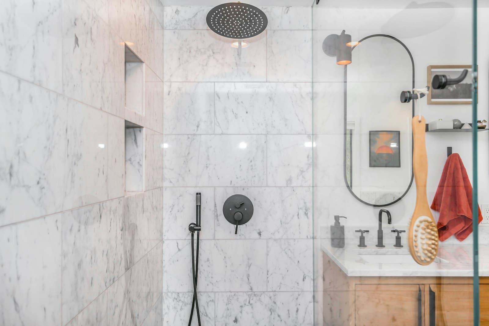 Douche carrelée en marbre blanc avec colonne de douche