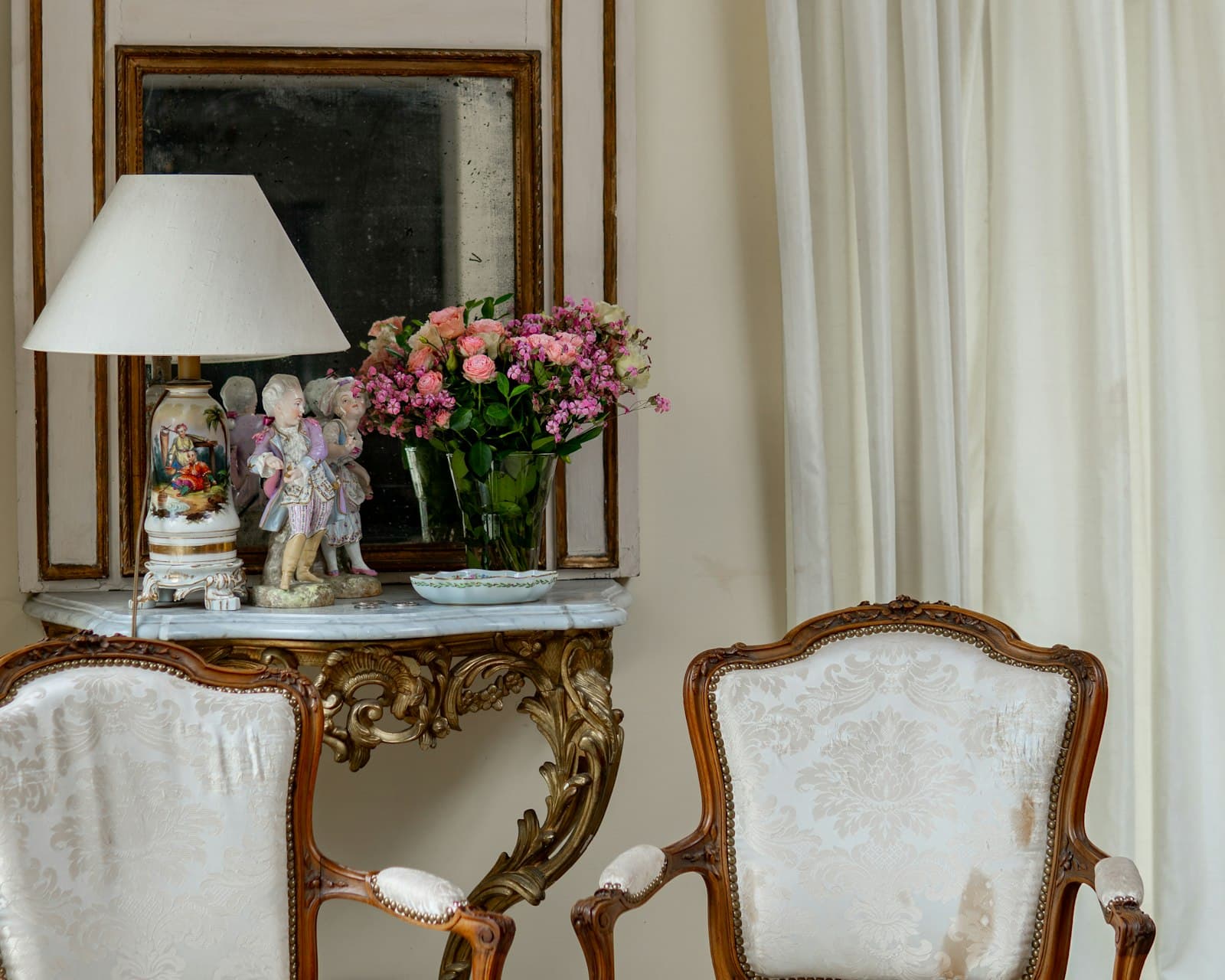 Salon d'un appartement ancien, mobilier classique et bouquet de fleurs