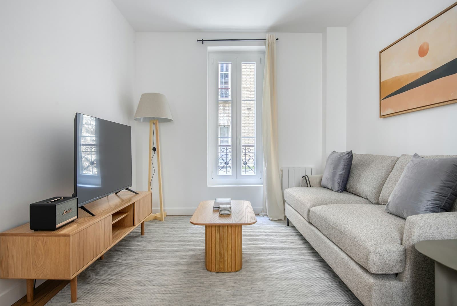 Séjour avec meuble bas en bois clair