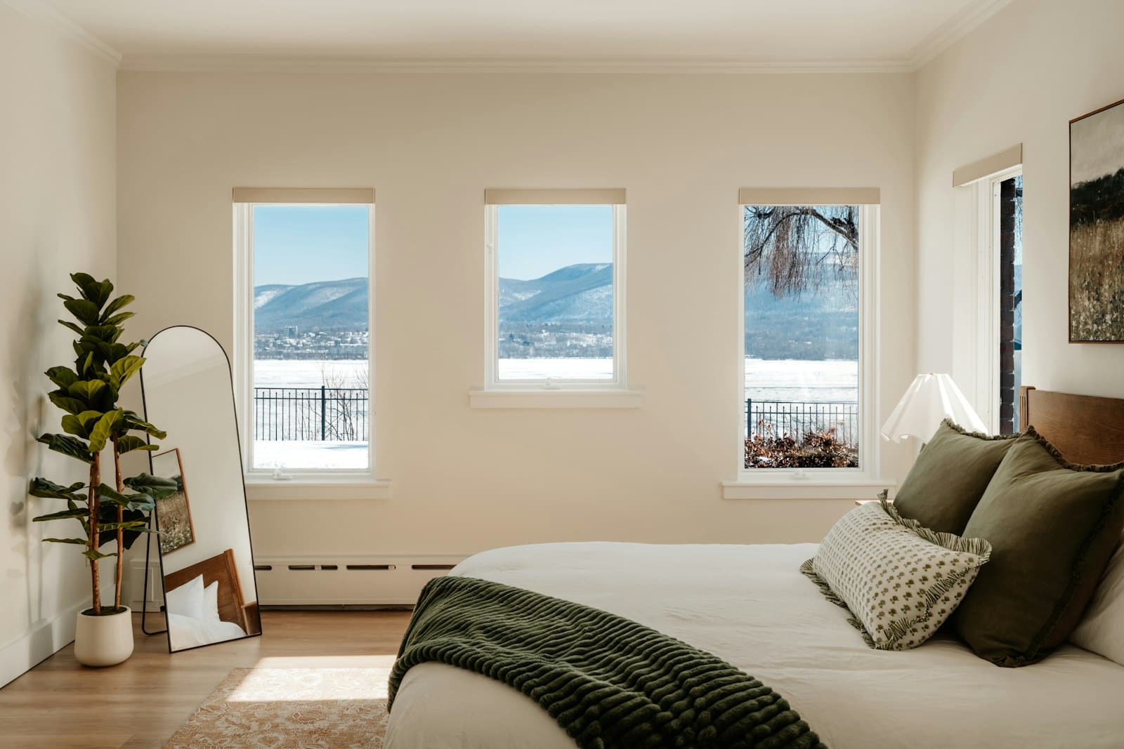 Chambre claire avec trois fenêtres