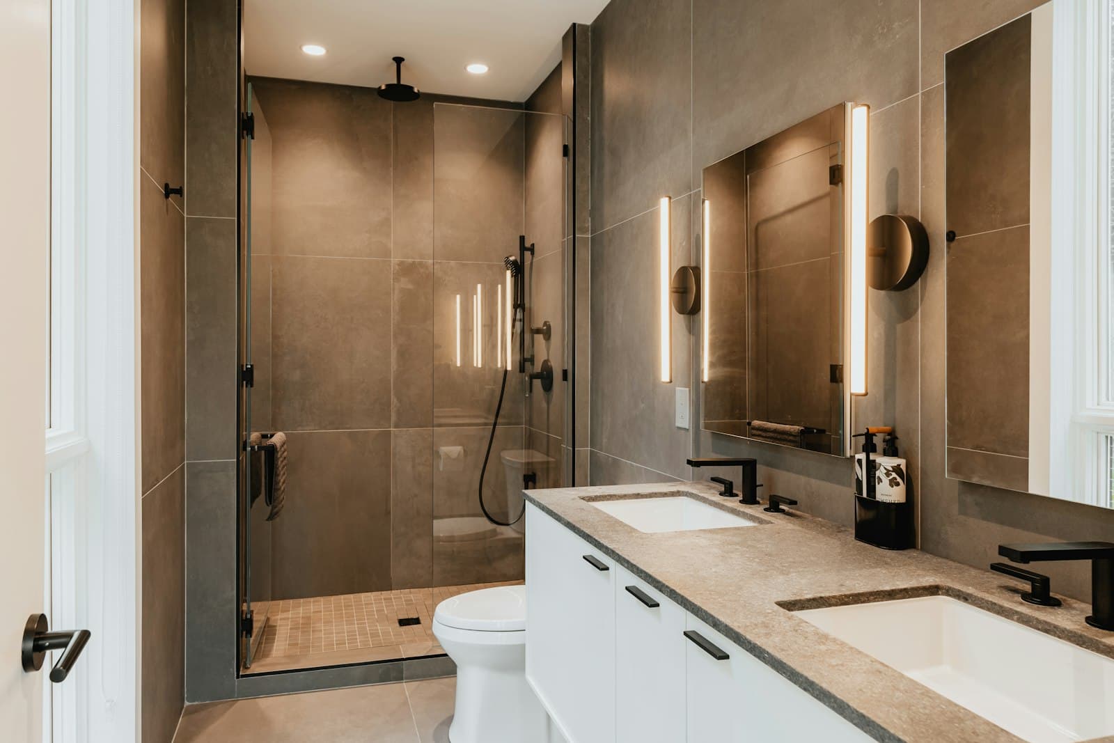 Salle de bain avec double vasque